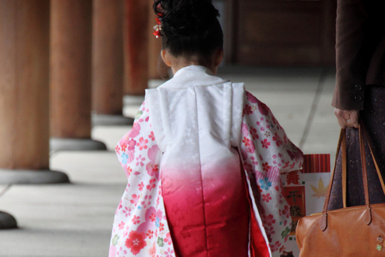 七五三祝いに来た親子