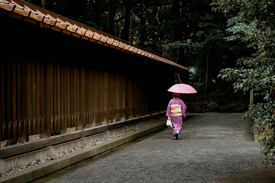 神社を歩く着物の女性
