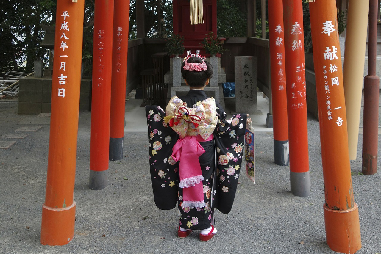 お堂の前で千歳飴を持つ女の子