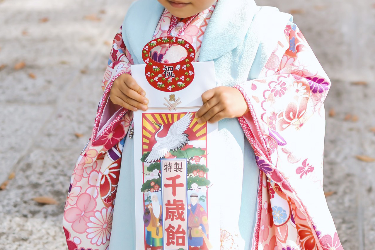 千歳飴を持った女の子